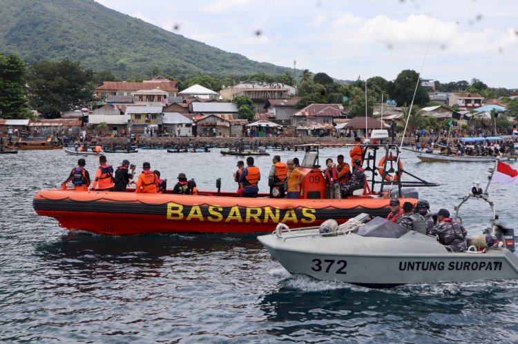 KAPOLDA NTT TURUT LANGSUNG PENGAMANAN PROSESI LAUT TUAN MENINO DI LARANTUKA.