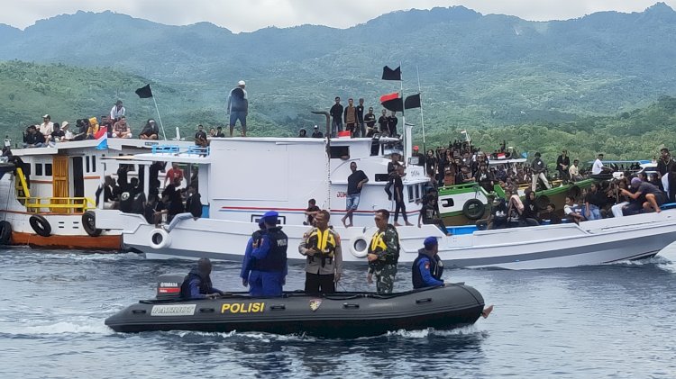 KAPOLDA NTT TURUT LANGSUNG PENGAMANAN PROSESI LAUT TUAN MENINO DI LARANTUKA.