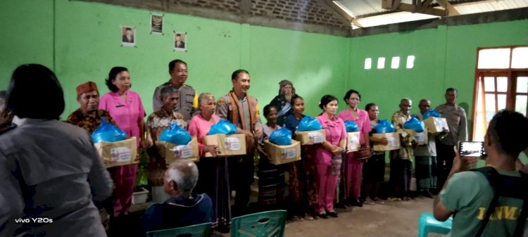 50 paket Bansos untuk Warga Lamanabi dari  Kapolda NTT diserahkan Kapolres Flotim.