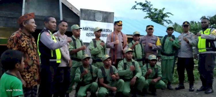 50 paket Bansos untuk Warga Lamanabi dari  Kapolda NTT diserahkan Kapolres Flotim.