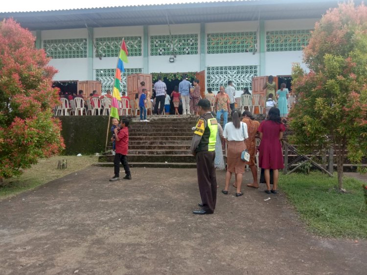 Personil Gabungan Amankan Perayaan Misa Minggu Paskah Di Setiap Gereja Wilayah Hukum Polres Flores Timur