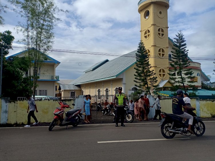 Menjaga Keamanan Ibadah, Kapolsek Adonara Timur Bersama Personilnya Laksanakan Pam Gereja Hari Raya Paskah Kedua