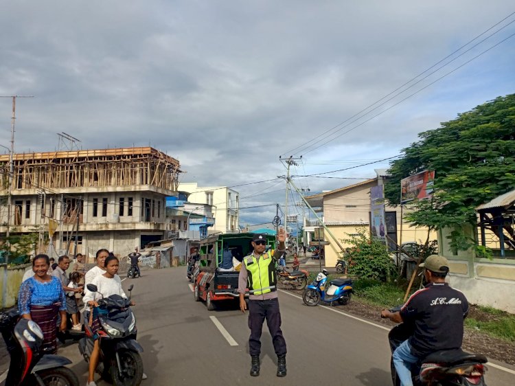 Menjaga Keamanan Ibadah, Kapolsek Adonara Timur Bersama Personilnya Laksanakan Pam Gereja Hari Raya Paskah Kedua