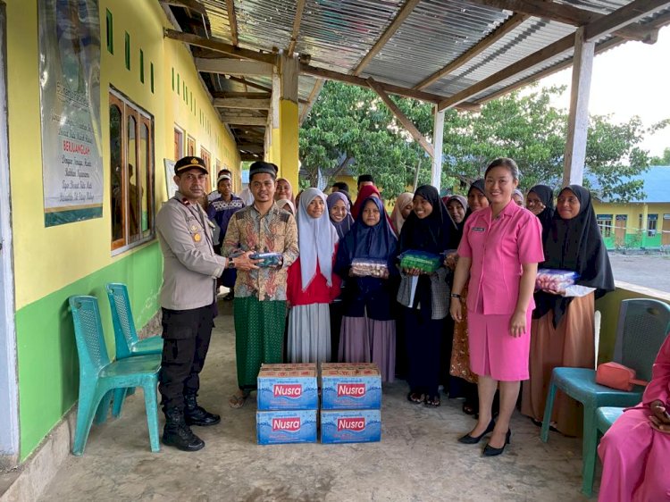 Berkah di Bulan Ramadhan, Kapolsek Solor Berbagi Takjil Bersama Anak - Anak Pasantren