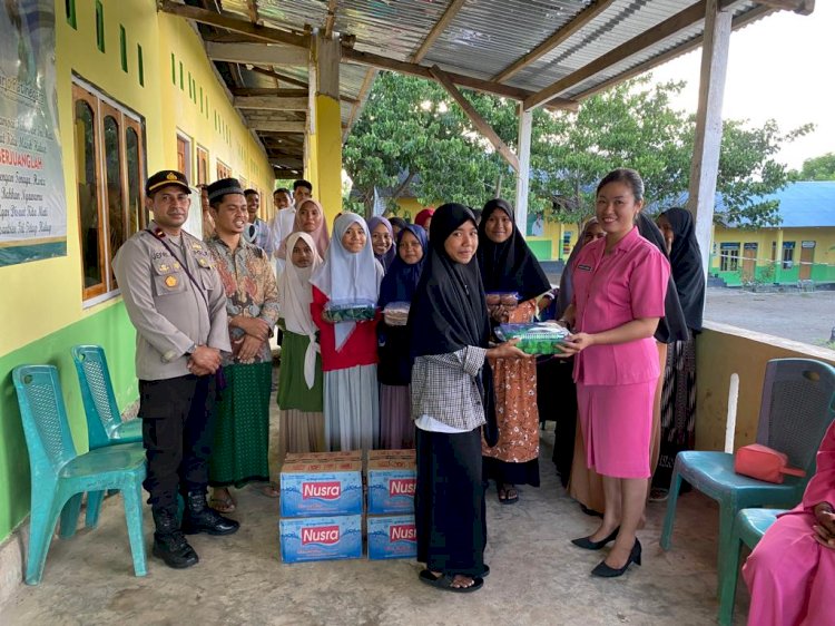 Berkah di Bulan Ramadhan, Kapolsek Solor Berbagi Takjil Bersama Anak - Anak Pasantren