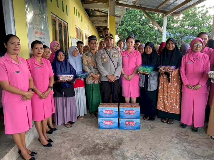 Berkah di Bulan Ramadhan, Kapolsek Solor Berbagi Takjil Bersama Anak - Anak Pasantren