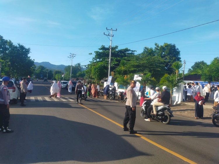 Pengamanan Sinegritas TNI POLRI Amankan Situasi Sholat Ied Kaum Muhammadiyah di Masjid AL-AMIN Weri Larantuka