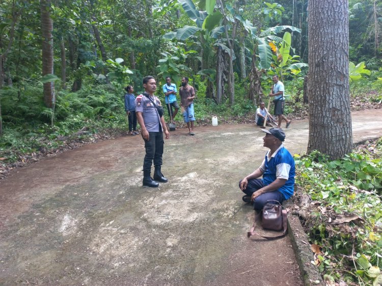 Bhabinkamtibmas Bantu Warga Bersihkan Jalan Di Desa Lewat dan Sampaikan Himbauan Kamtibmas