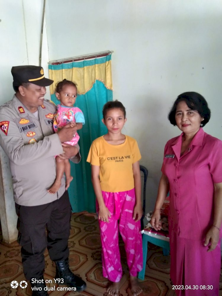 Bersama Kabag Ops Polres Flotim Sambangi Anak Asuh Stunting Di Wilayahnya