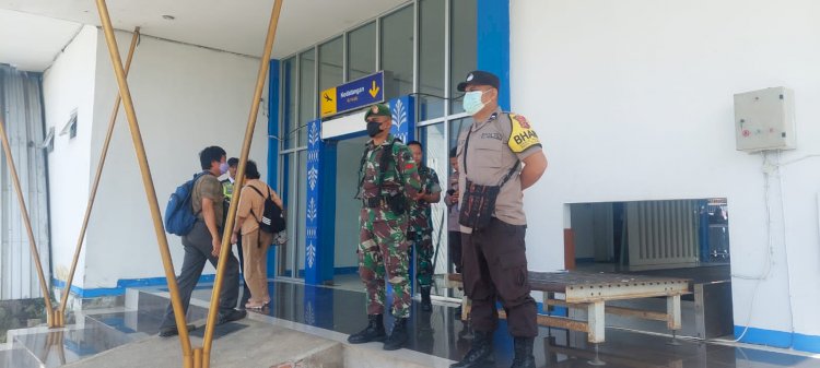 Sinergitas TNI - POLRI , Pengamanan Bersama Di Bandara Gewayantana Larantuka