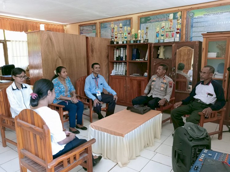 Jumat Curhat, Kapolsek Adonara Barat Bersama Guru Sekolah SMPN 1 Adonara Barat