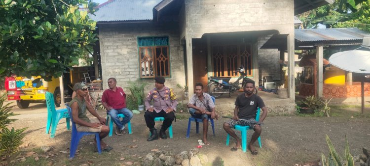 Laksanakan Patroli Sambang Dan Komunikasi, Bhabinkamtibmas Polsek Adonara Timur Ajak Warga Jaga Kamtibmas