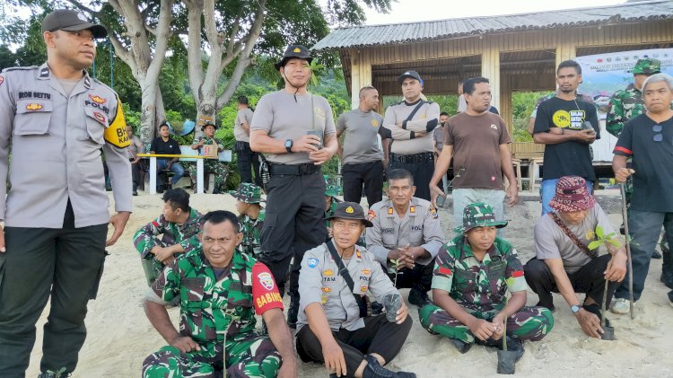 Personel TNI – Polri & Warga Flores Timur Bersinergi Tanam Mangrove di Pesisir Pantai Weri - Larantuka