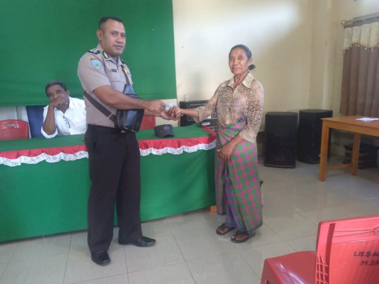 Bhabinkamtibmas Polsek Adonara Pantau Penyaluran Pembagian BLT