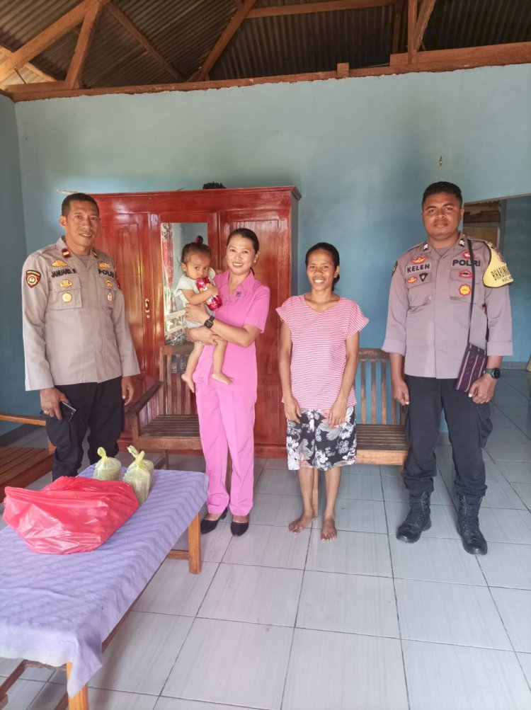 Peduli terhadap Anak Penderita Stunting, Kapolsek Adonara Barat Bersama Ketua Ketua Bhayangkari Ranting Adonara Barat Berikan Santunan