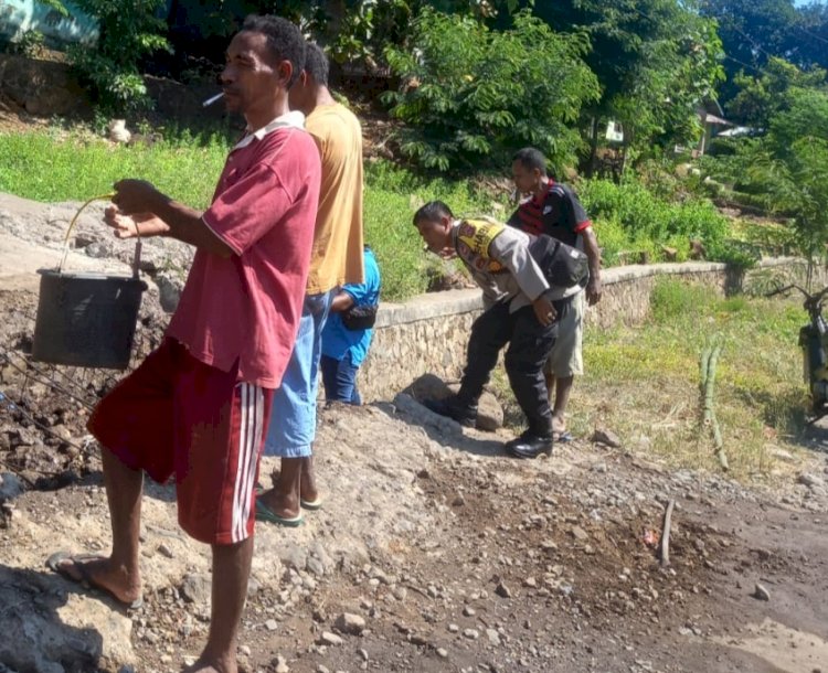 Giatkan Kerja Bakti, Bhabinkamtibmas Bersama Warga Membangun Perbaikan Jalan Semenisasi