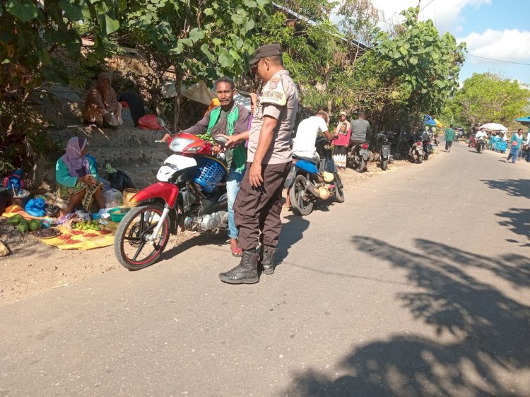 Menjaga Kondusif, Bhabinkamtibmas Rutin Lakukan Patroli Pasar
