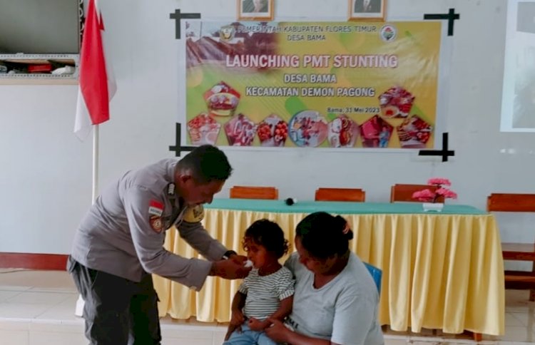 Cegah Stunting Di Desa Binaannya, Bhabinkamtibmas Polsek Titehena Dampingi Kegiatan Posyandu