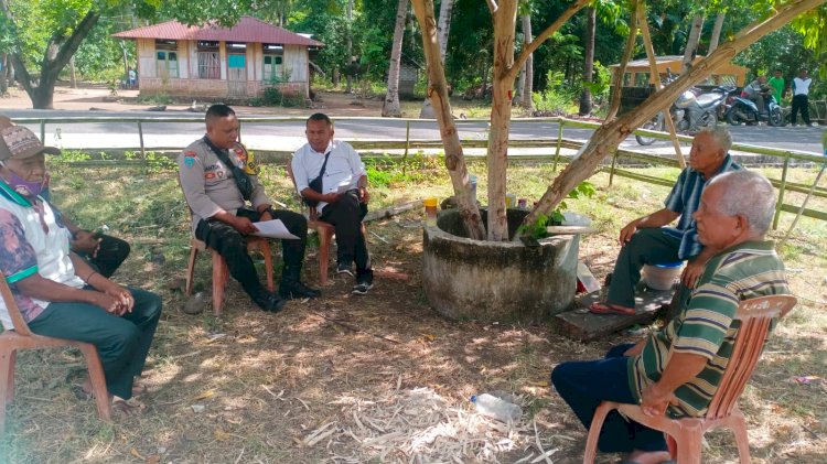 Bhabinkamtibmas Melaksanakan Kegiatan Sambang Dan Silaturahmi Kamtibmas Kepada Warga Desa Binaannya