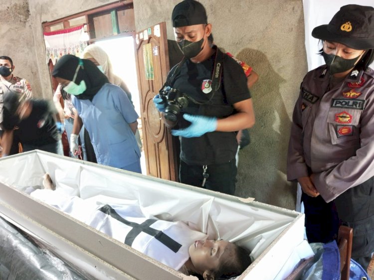 Satgas TPPO Polres Flotim Kawal Kedatangan Jenazah ( PMI ) Agnes Sampai Rumah Duka