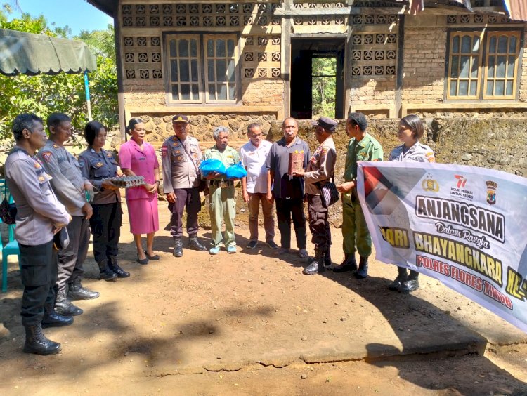 Kepolisian Resort Flores Timur Melakukan Anjangsana Dalam Rangka HUT Bhayangkara KE 77 Mengunjungi Anggota Dan Purnawirawan Yang Sakit, Sambil Menyerahkan Bantuan Berupa Sembako