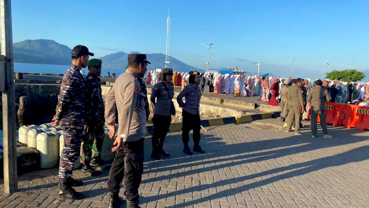 Bersama Instansi Terkait, Polres Flotim Lakukan Pengamanan Sholat Idul Adha 1444 H/2023 di Pelabuhan Laut Larantuka