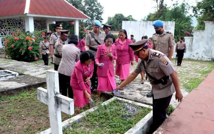 Tabur Bunga, Polres Flotim Gelar Upacara Kenang Jasa Para Pahlawan