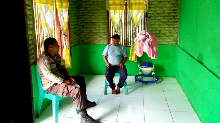 Himbau Bahaya TPPO Melalui Tokoh Adat, Bhabinkamtibmas Aipda Agustinus Towa Sambangi Bapak Elias Sira Pati
