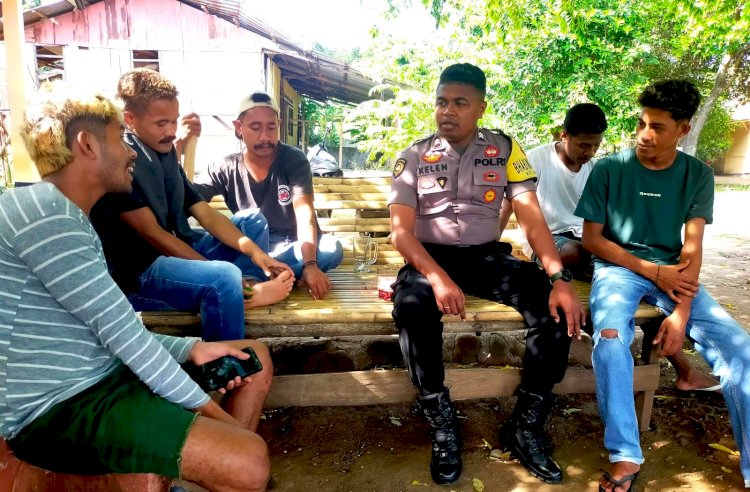 Bhabinkamtibmas Desa Waiwadan Sampaikan Himbauan TPPO kepada Anak-Anak Muda