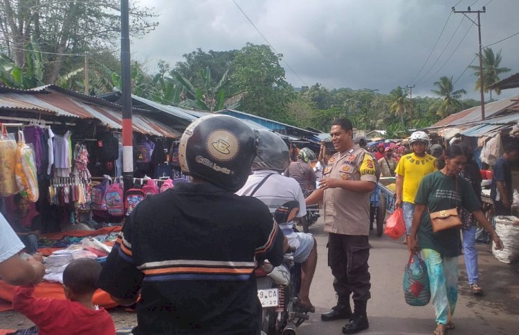 Bhabinkamtibmas Himbau Para Pengunjung Pasar Inpres Boru Diharapkan Menjaga Kebersihan Dan Ketertiban