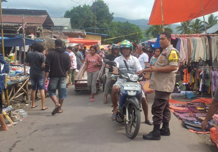 Bhabinkamtibmas Himbau Para Pengunjung Pasar Inpres Boru Diharapkan Menjaga Kebersihan Dan Ketertiban