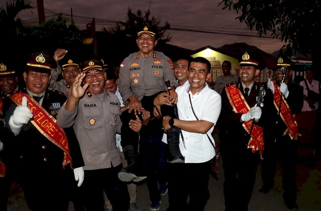 Tak ketinggalan, Kapolres Flotim AKBP I Nyoman Sandita Digotong Memasuki Polres