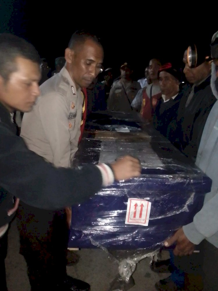 Jenazah PMI Ronal Kaha Tiba Di  rumah Duka, Kapolsek Bersama Personil Polsek Solor Lakukan Pengawalan
