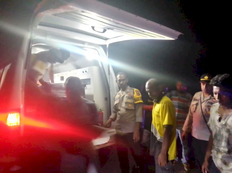 Jenazah PMI Ronal Kaha Tiba Di  rumah Duka, Kapolsek Bersama Personil Polsek Solor Lakukan Pengawalan