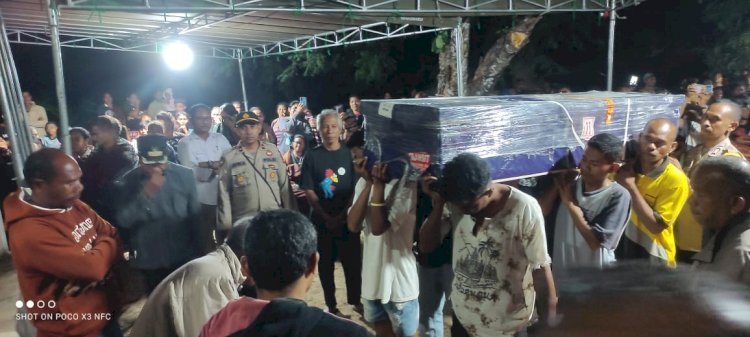 Jenazah PMI Ronal Kaha Tiba Di  rumah Duka, Kapolsek Bersama Personil Polsek Solor Lakukan Pengawalan