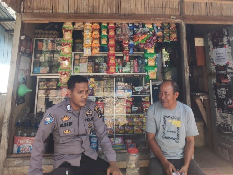 Sambang Warga Desa Binaannya Dilakukan Bhabinkamtibmas Polsek Adonara Guna Wujudkan Situasi Yang Aman