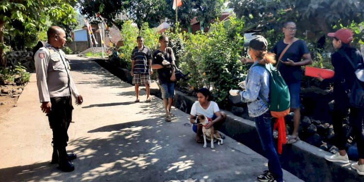 Cegah Virus Rabies, Bhabinkamtibmas Dampingi Dinas Terkait Lakukan Vaksinasi Hewan Peliharaan