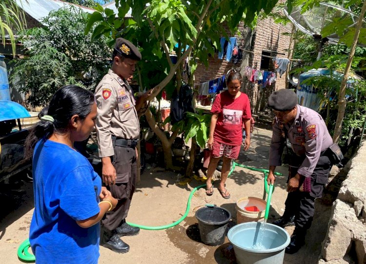 Bantu Masyarakat Hadapi Dampak Musim Kemarau, Polres Flotim Bagikan Air Bersih
