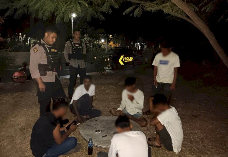 Sedang Asik Nongkrong, Para Pemuda Ini Dibubarkan Tim Patroli Perintis Presisi Sat Samapta Polres Flotim