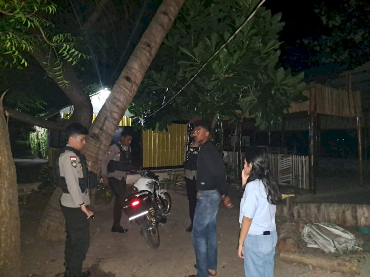 Satuan Samapta Polres Flores Timur Melakukan Kegiatan Patroli Mengamankan Situasi Kota Larantuka Untuk Mengeleminir Ancaman Dan Gangguan Kamtibmas