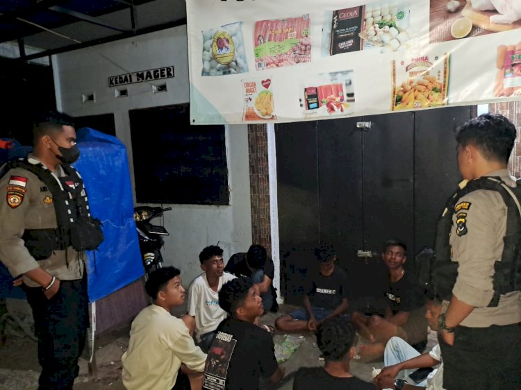 Satuan Samapta Polres Flores Timur Melakukan Kegiatan Patroli Mengamankan Situasi Kota Larantuka Untuk Mengeleminir Ancaman Dan Gangguan Kamtibmas