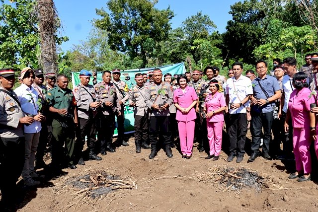 Aksi Polri Lestarikan Negeri, Polres Flotim Lakukan Penanaman Pohon Secara Serentak