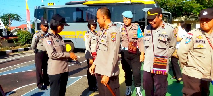 Selesai Apel Pagi Kapolres Flotim Sidak Sikap Tampang dan Gampol Anggotanya