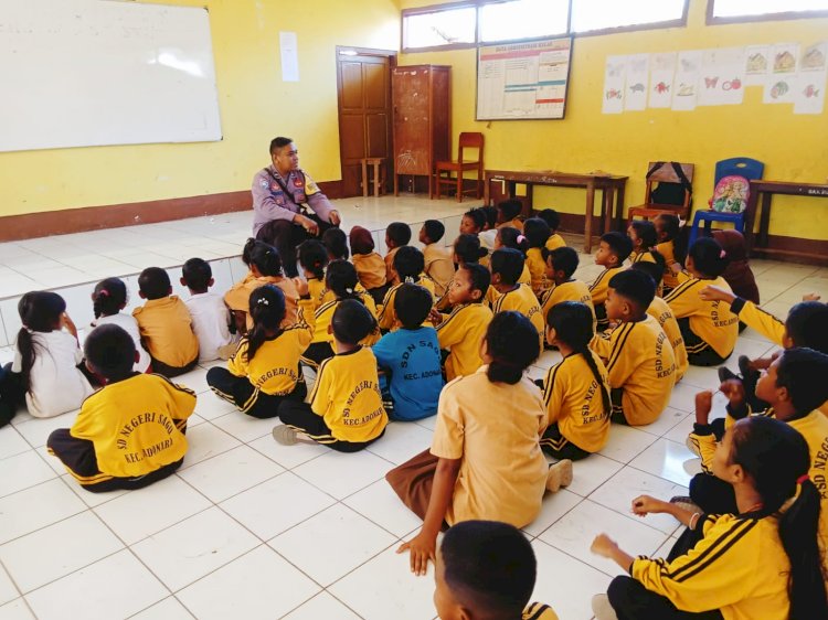 Police Go To School, Bhabinkamtibmas Polsek Adonara Berikan Nasehat Kepada Siswa/i SD N Sagu Dan Juga Himbauan Sejak Dini Akan Bahaya TPPO