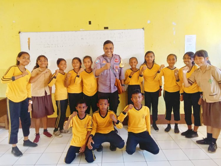 Police Go To School, Bhabinkamtibmas Polsek Adonara Berikan Nasehat Kepada Siswa/i SD N Sagu Dan Juga Himbauan Sejak Dini Akan Bahaya TPPO
