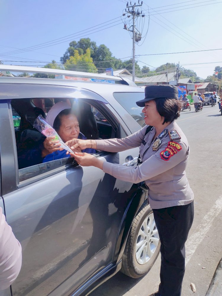 Sambut Hari Ulang Tahun Ke 75, Polwan Polres Flotim Bagi-Bagi Bunga