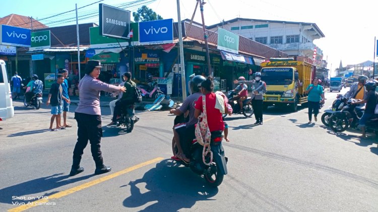 Sambut Hari Ulang Tahun Ke 75, Polwan Polres Flotim Bagi-Bagi Bunga