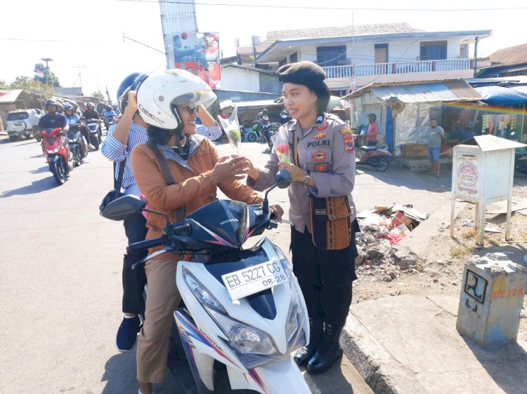 Sambut Hari Ulang Tahun Ke 75, Polwan Polres Flotim Bagi-Bagi Bunga