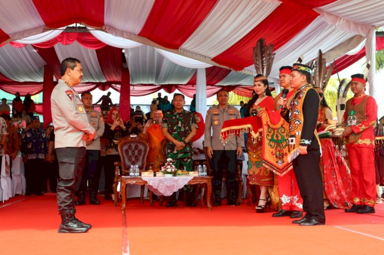 Disaksikan Ribuan Masyarakat, Wakapolri Dianugerahi Warga Kehormatan Dayak Kalteng Dan Bagikan 5.000 Paket Bansos