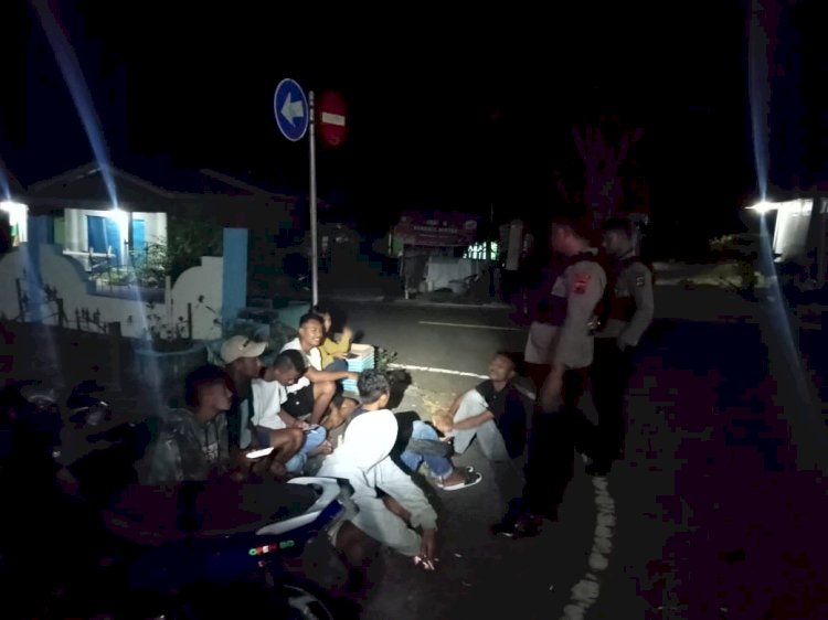 Untuk Mencegah Terjadinya Gangguan Kamtibmas Tim Patroli Presisi Perintis Sat Samapta Polres Flores Timur Melakukan Kegiatan Patroli Malam